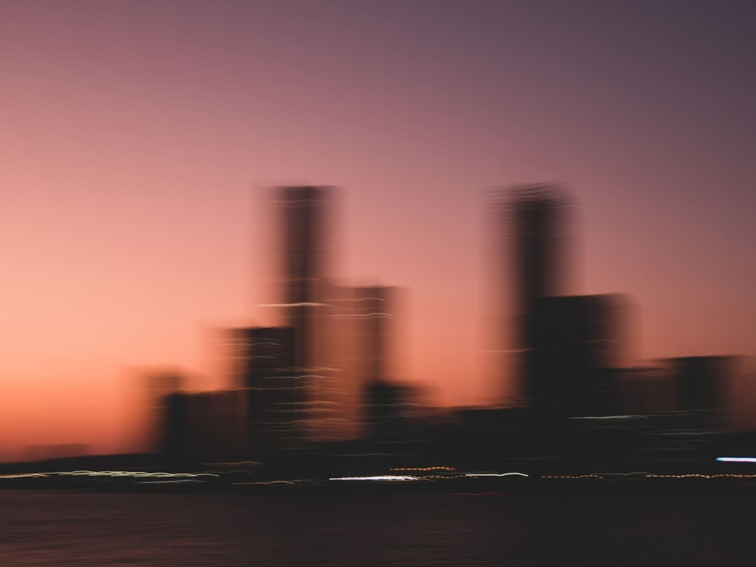 普通却自信是什么梗